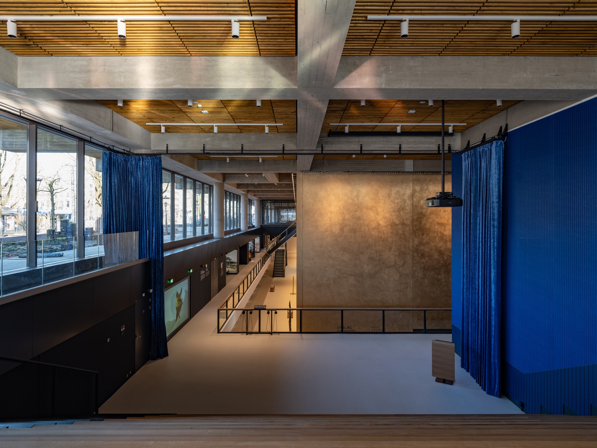 Golden stucwork walls on the exterior of the former vault at De Nederlandsche Bank, Amsterdam